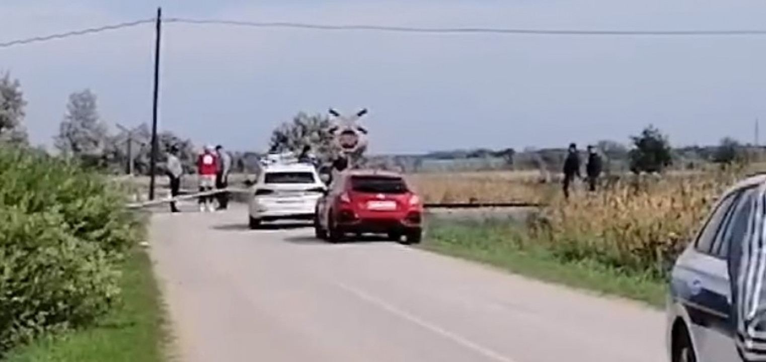 PRVE FOTOGRAFIJE STRAVIČNE NESREĆE Na pruzi poginuli majka i dvoje male djece (VIDEO)