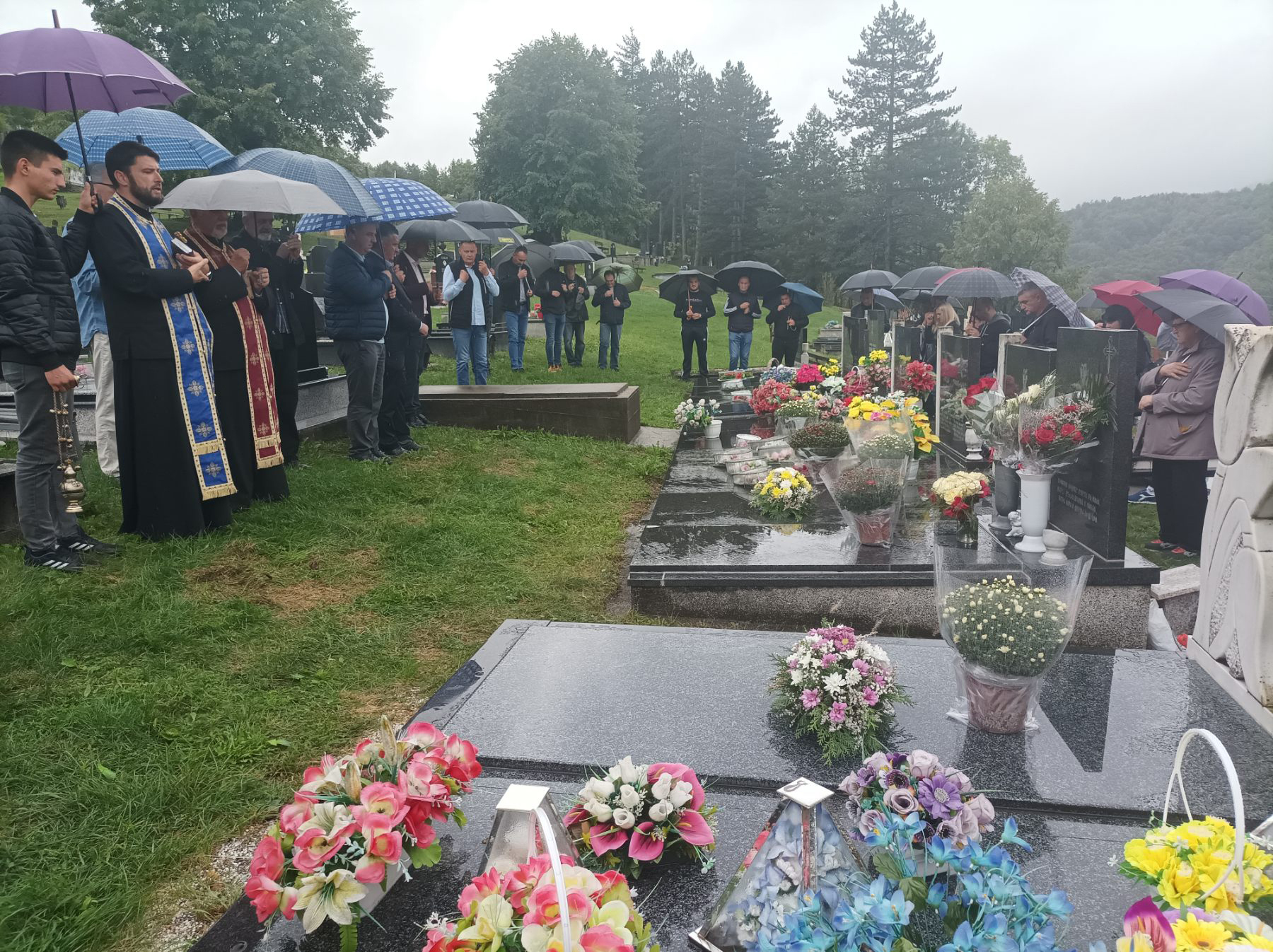 NAJSTRAŠNIJI I NAJMONSTRUOZNIJI ZLOČIN Služen parastos za 16 ubijenih Srba u Serdarima