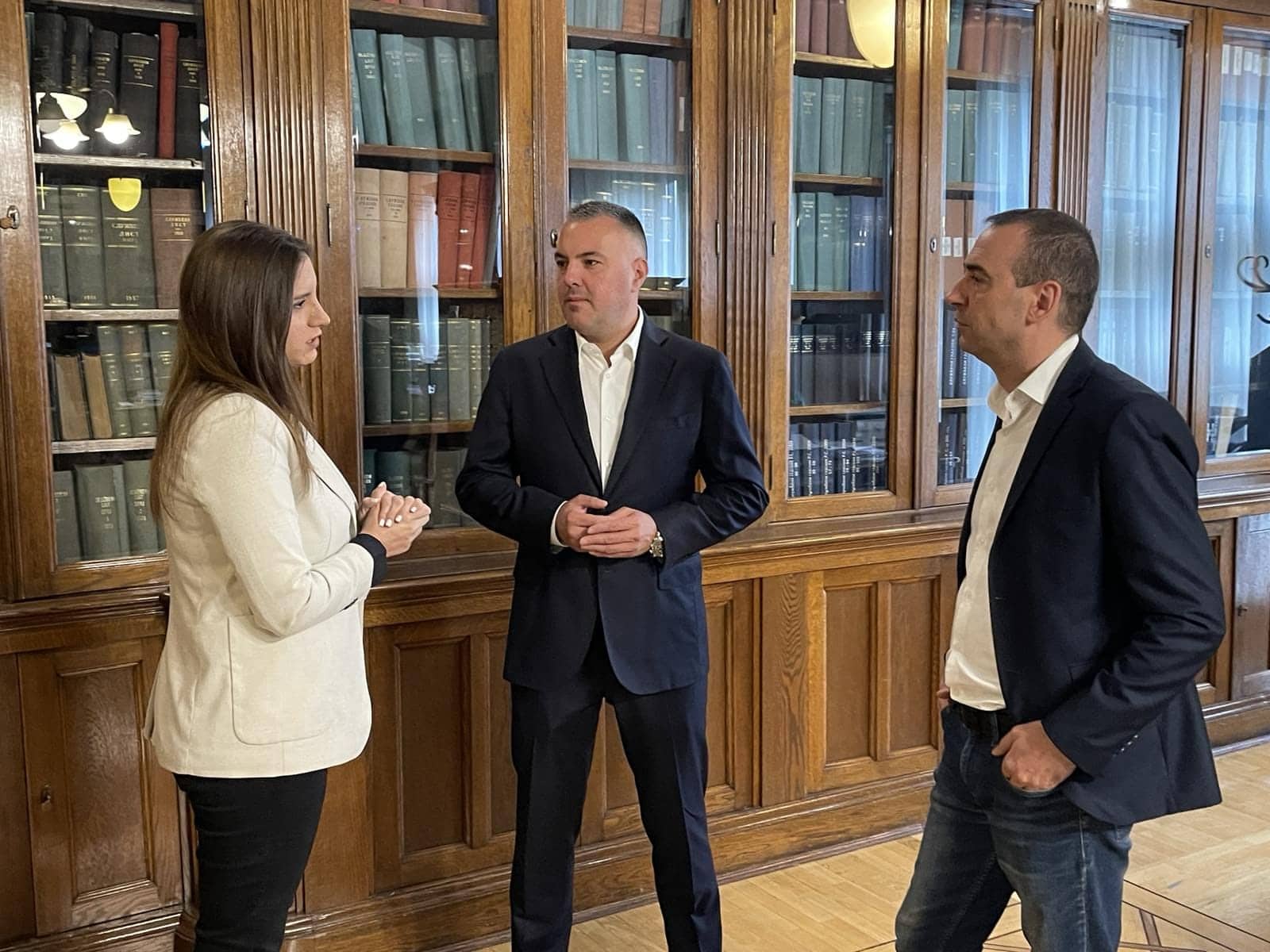 SNAŽNA PODRŠKA UJEDINJENOJ SRPSKOJ IZ MATICE Siniša Vidović danas u Narodnoj skupštini Srbije sa poslanicima SNS-a - Marković i Lakić poručili: Vjerujemo u pobjedu US