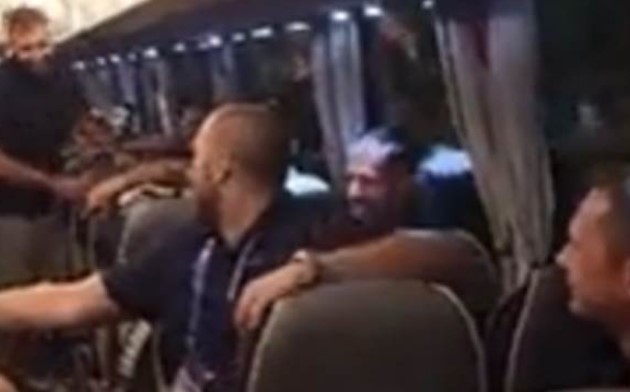 NEKI NAVIJAČI ČAK I LJUTI ZBOG SKANDIRANJA I NARODNJAKA Luka Dončić napravio šou u autobusu, pustio i hit Mitra Mirića (VIDEO)