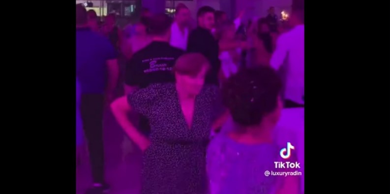 KO JE BOG, A KO BATINA? Urnebesan snimak tri bake koje igraju uz najveći klinački hit u regionu zapalio društvene mreže (VIDEO)