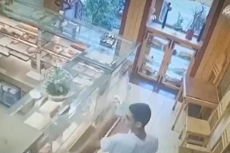 NEKI LJUDI ZAISTA NEMAJU OBRAZA Sačekao da prodavačica okrene leđa pa ukrao kutiju sa prilozima za liječenje dječaka (VIDEO)
