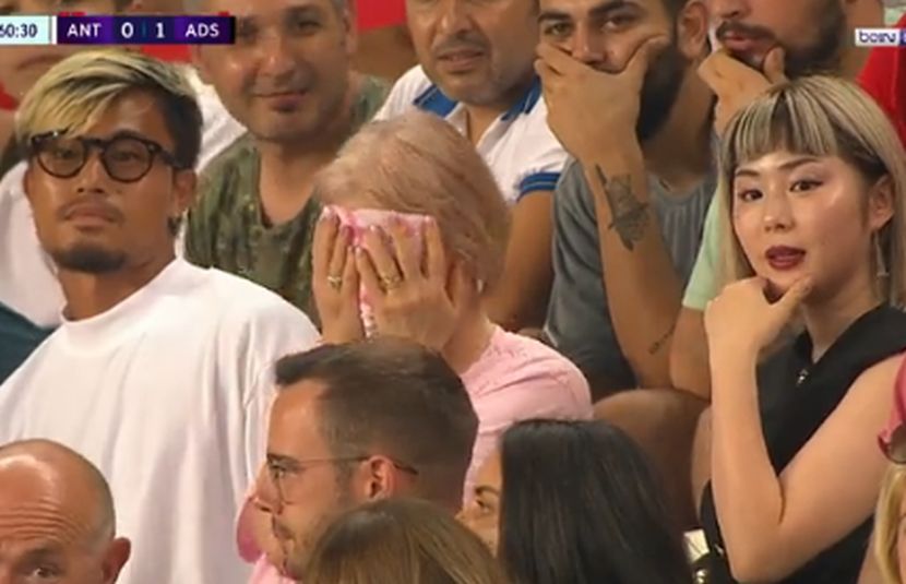 NA DEBIJU DOBIO CRVENI KARTON NAKON 20 SEKUNDI Majka mu putovala 9.100 km da ga gleda (VIDEO)