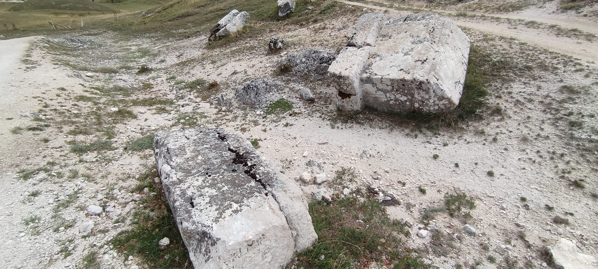 BRUKA I SRAMOTA ZA BiH, LOBANJE I KOSTI NA SVE STRANE Uništena nekropola na Visočici! Medanhodžić ogorčen: "Ko je ovo uradio da Bog da mu se kosti ovako izvrtale" (FOTO)