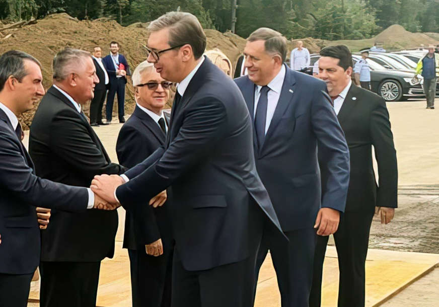 PROBILI SMO KORIDOR, A DANAS NJIME NAPREDUJE AUTO-PUT! Stevandić dočekao Vučića u Bijeljini: "Dočekivali smo mnoga oslobođenja, pa je na red došlo i ujedinjenje" (FOTO/VIDEO)