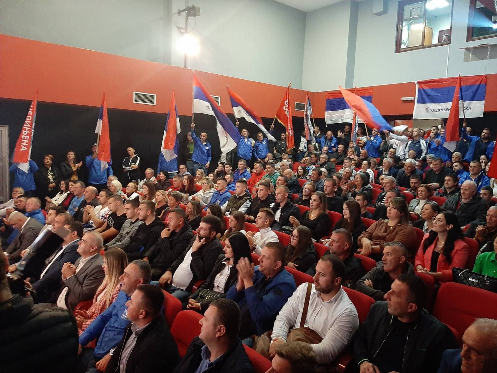 VIŠE LJUDI STOJI NEGO ŠTO SJEDI Opet prepune sale na tribini Ujedinjene Srpske (FOTO)
