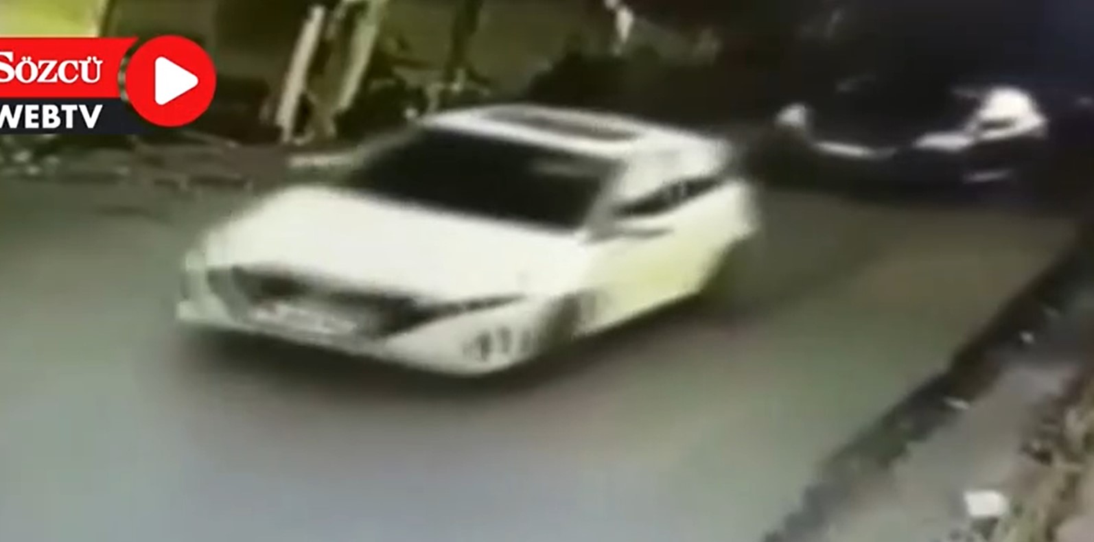 (UZNEMIRUJUĆI SNIMAK) KAMERE ZABILJEŽILE MOMENAT UBISTVA JOVANA VUKOTIĆA Vođa škaljaraca u automobilu bio sa trudnom suprugom