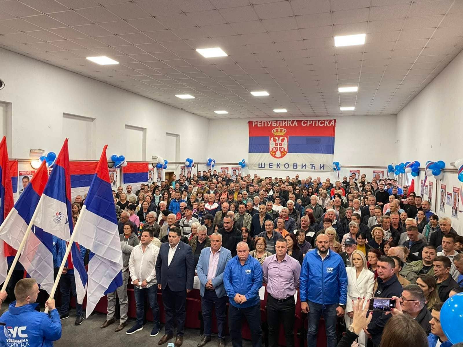 SALA DOMA KULTURE PUCALA PO ŠAVOVIMA U istoriji Šekovića nije bilo većeg skupa a bogami ni gužve (FOTO)