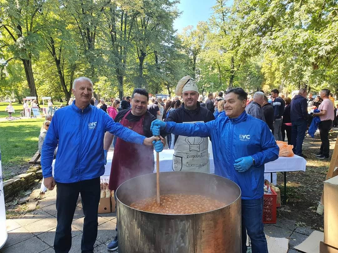PRAVO VRIJEME DA SE NAROD "OPASULJI" Ujedinjena Srpska organizovala druženje sa građanima uz vojnički pasulj (FOTO)