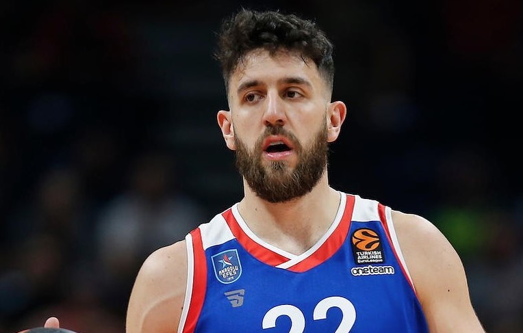 ATAMANOVA ČETA VEĆ UZELA TROFEJ Silni Efes razbio Fenerbahče u Superkupu