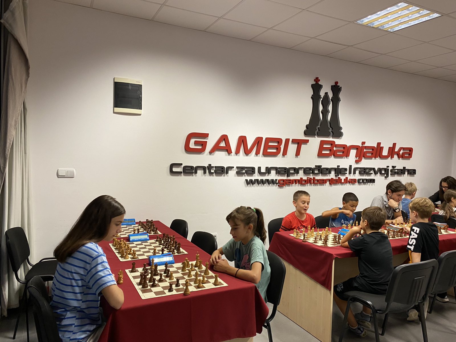 CENTAR ZA UNAPREĐENJE I RAZVOJ ŠAHA "GAMBIT" Kutak u kojem mališani odgonetaju zagonetke plemenite igre - Otkrili smo ko sve može igrati šah i da li morate biti natprosječno inteligentni za to?