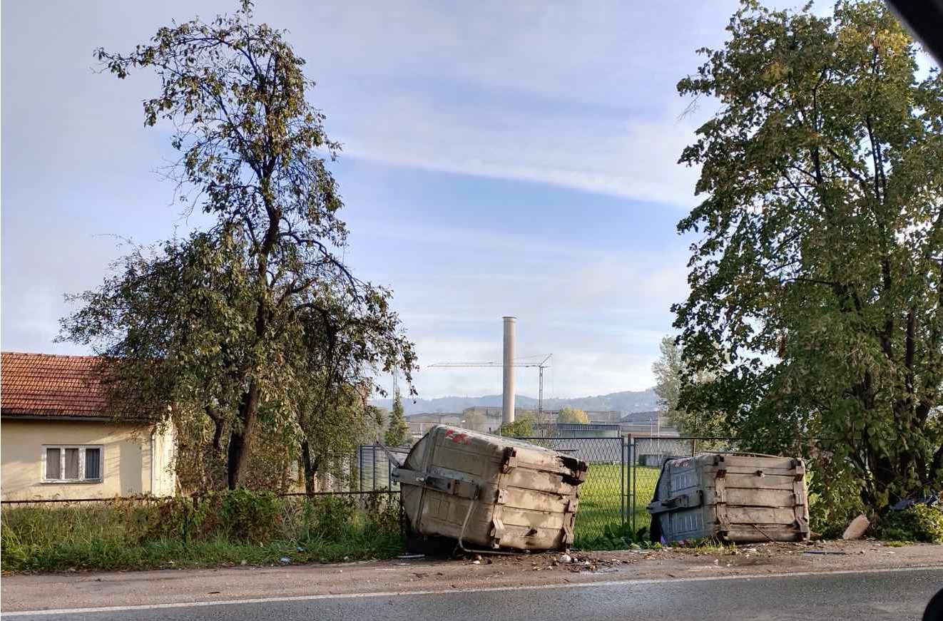VANDALIZAM U BANJALUCI Prevrnuti svi kontejneri od Rebrovca do Vrbanje (FOTO)