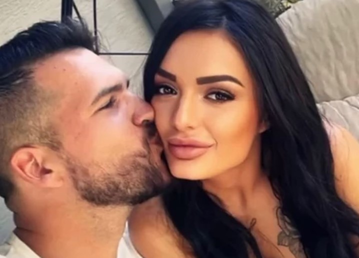 OPASNO ZA ONE SA SLABIM SRCEM Viki Mitrović potpuno naga u kadi (FOTO)