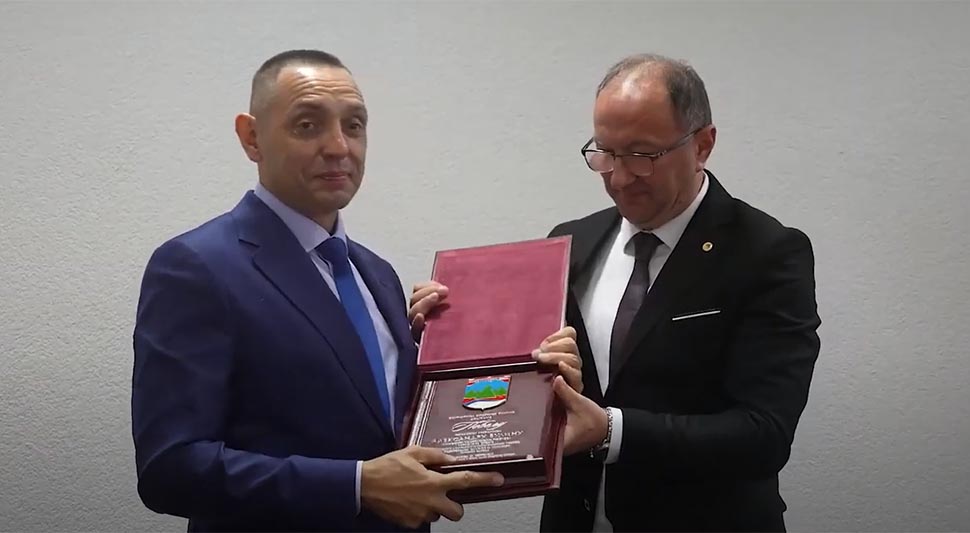 VULIN POČASNI GRAĐANIN RIBNIKA: "Ponosan sam što mogu da pomognem srpskom narodu"