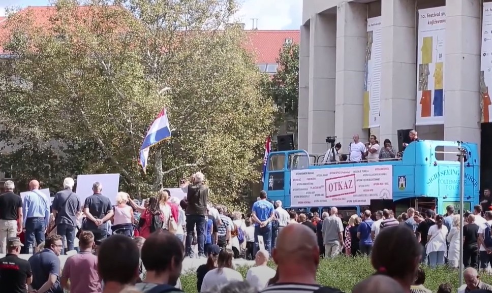 MALOLJETNIK NA DEMONSTRACIJE PONIO DVIJE RUČNO PRAVLJENE BOMBE Hrvatska policija privela dječaka i odvela ga na saslušanje