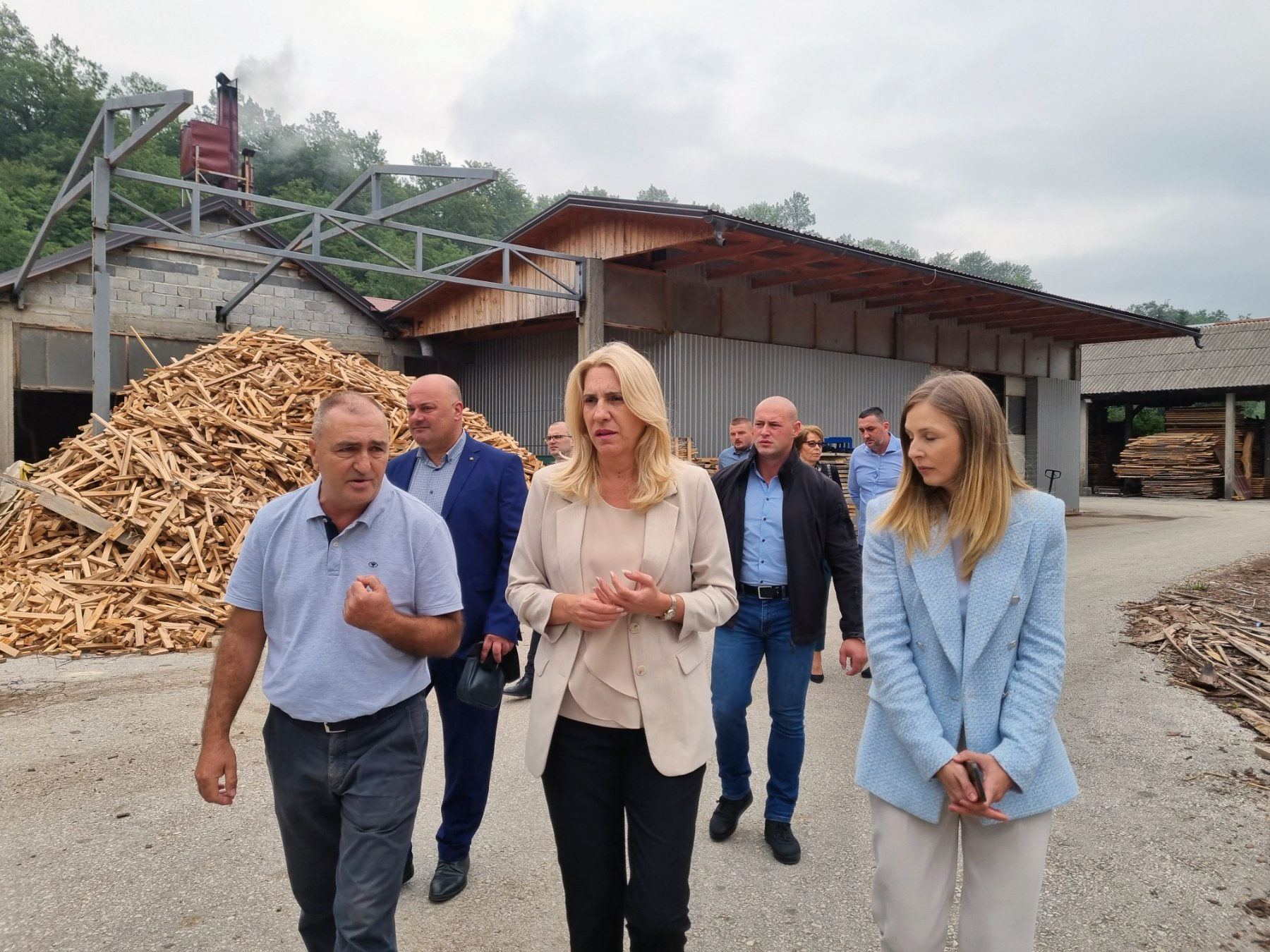 PREDSJEDNICA SRPSKE U ŠEKOVIĆIMA Željka Cvijanović posjetila firmu Milić-pelet