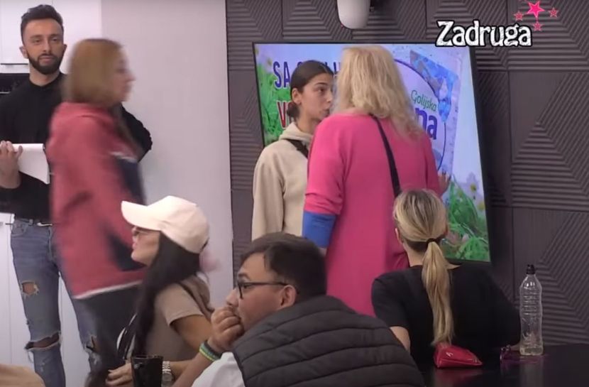 OBEZBJEĐENJE JE JEDVA OBUZDALO Zorica Marković pljunula i gađala flašom Milicu Veselinović