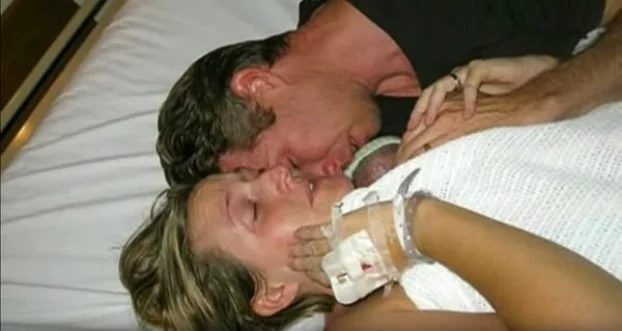 RODITELJI DVA SATA LEŽALI SA MRTVOM BEBOM, A ONDA SE DESILO ČUDO Doktor ušao u sobu, pa zanijemio od šoka