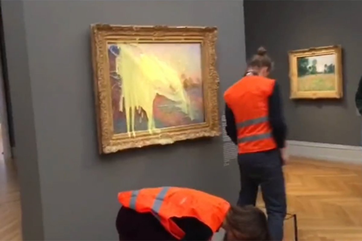 AKTIVISTI ZA KLIMATSKE PROMJENE PONOVO U "AKCIJI" Gađali Moneovu sliku pire krompirom (VIDEO)