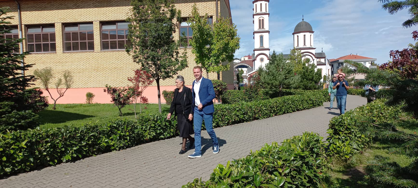 DRAŠKO STANIVUKOVIĆ STIGAO NA BIRAČKO MJESTO Gradonačelnik Banjaluke u pratnji bake glasao na Petrićevcu (FOTO)