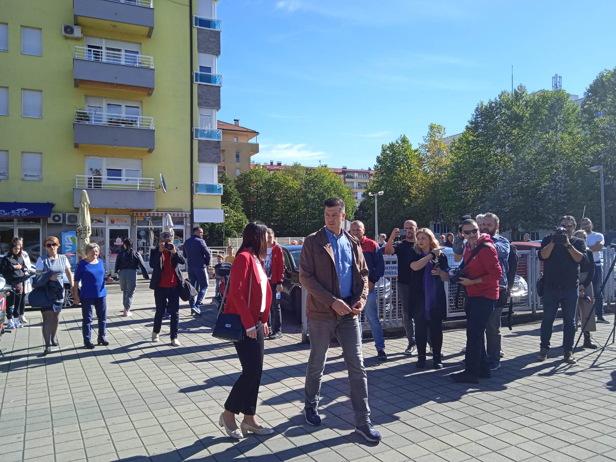 MUŽ JELENE TRIVIĆ ODUŠEVIO STASOM Dejan širokim osmijehom obara s nogu - ruku pod ruku sa suprugom obavio građansku dužnost (FOTO)