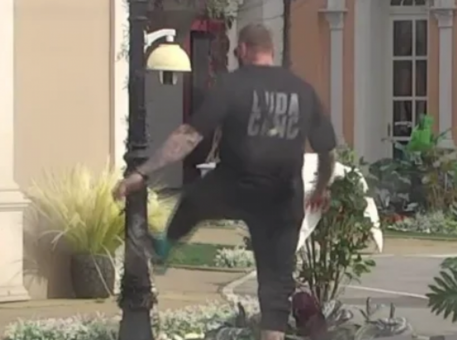 EMIL BIJESAN KAO FURIJA Saznao da mu je neko od ukućana ukao sat - napravio krš i lom na imanju (VIDEO)