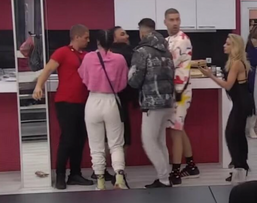 HAVARIJA U "BELOJ KUĆI" Uroš Ćertić nasrnuo na Necu, nastao opšti haos (FOTO)
