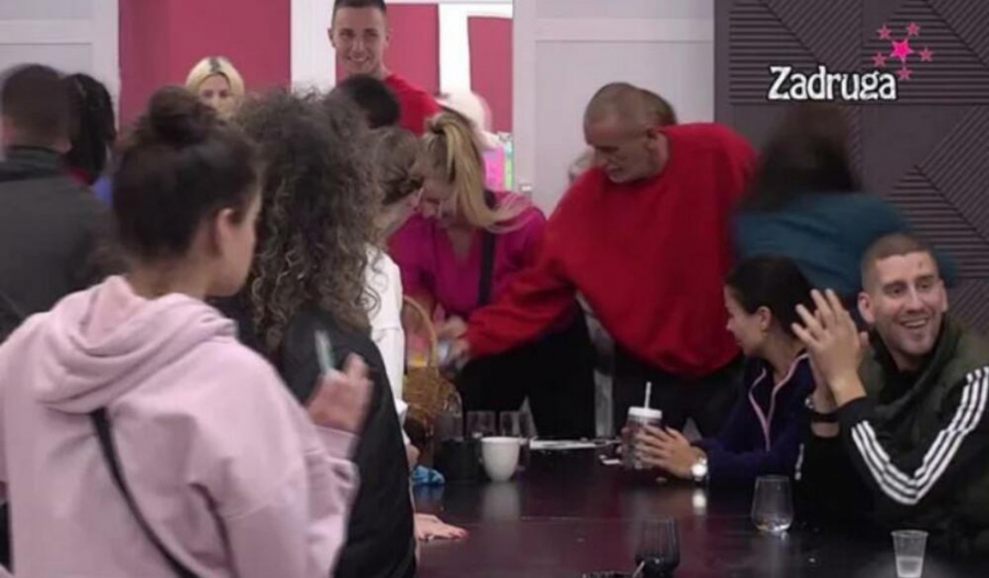 KOLEKTIVNA TUČA U ZADRUZI Nastao opšti haos na imanju, a razlog je banalan (VIDEO)