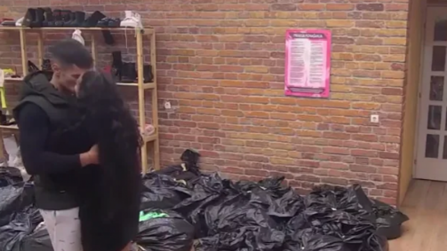 SVE PRŠTI OD STRASTI Marko dohvatio Maju - pali poljupci (VIDEO)