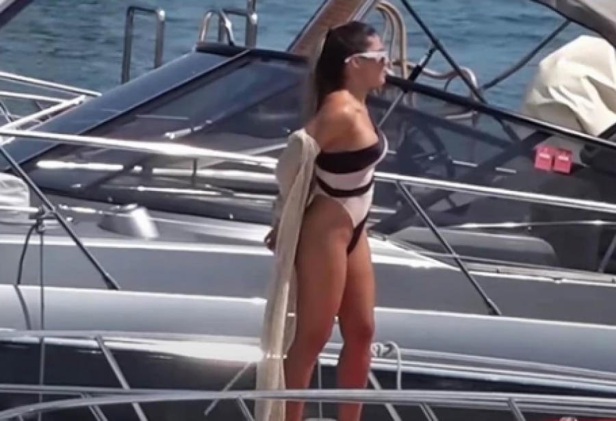 SANDRA AFRIKA U KUPAĆEM NA PIJACI Pjevačica oskudno obučena kupovala banane i jabuke - svi gledali u jedno (FOTO)