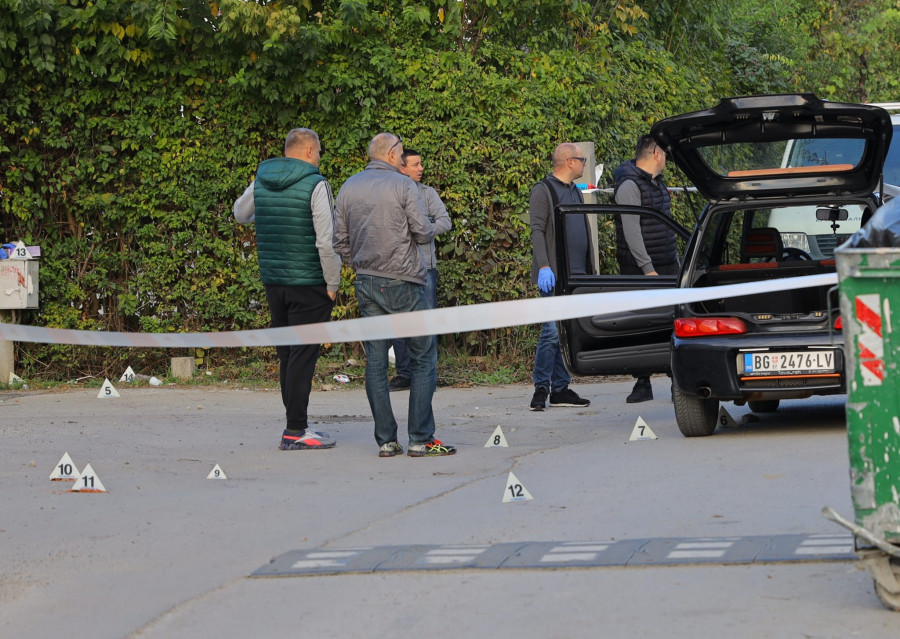UBIJEN MLADIĆ (27) U KRNJAČI KOD BEOGRADA Dokazi na asfaltu: Jurili se vozilima, pa pucali jedni na druge (FOTO/VIDEO)
