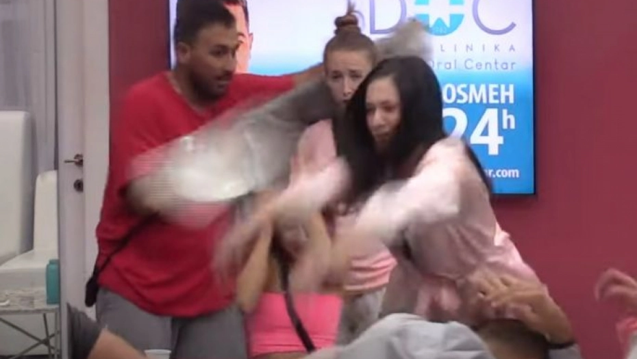 OPŠTI HAOS U "BELOJ KUĆI" Zadrugarka bijesna kao furija gađala cimera tanjirom, umalo mu izbila oko (FOTO)