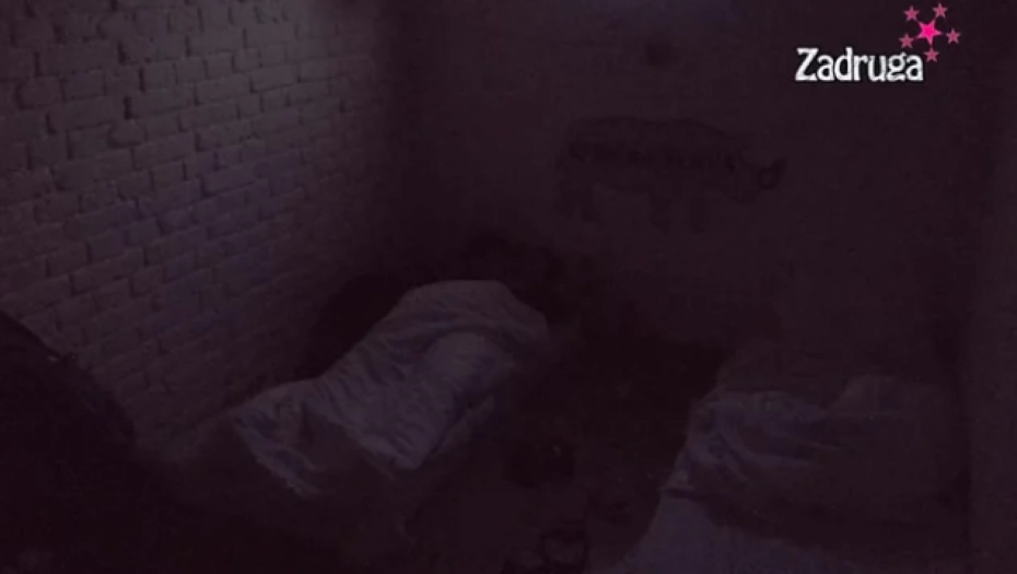 MILJANA UPALA ZOLI U KREVET Kulićeva ne haje za Bebicu, sve pršti od strasti u izolaciji (VIDEO)