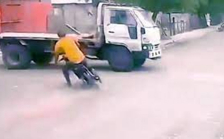 NESVAKIDAŠNJA SITUACIJA ŠOKIRALA SVIJET Pregazio ga kamion, on ustao kao da se ništa nije desilo (VIDEO)