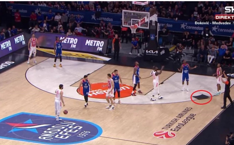 EFES POBIJEDIO ZVEZDU Meč obilježila nesvakidašnja situacija - obrušio se dio parketa