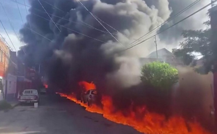 VATRA POMAHNITALO GUTA SVE PRED SOBOM Veliki požar u Meksiku nakon sudara kamiona s gorivom, evakuisano više od 1.500 ljudi (VIDEO)
