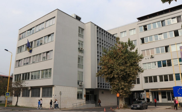 PROFESOR IZ KALESIJE DOBIO USLOVNU KAZNU Od roditelja tražio novac da zaključi pozitivnu ocjenu učenicima