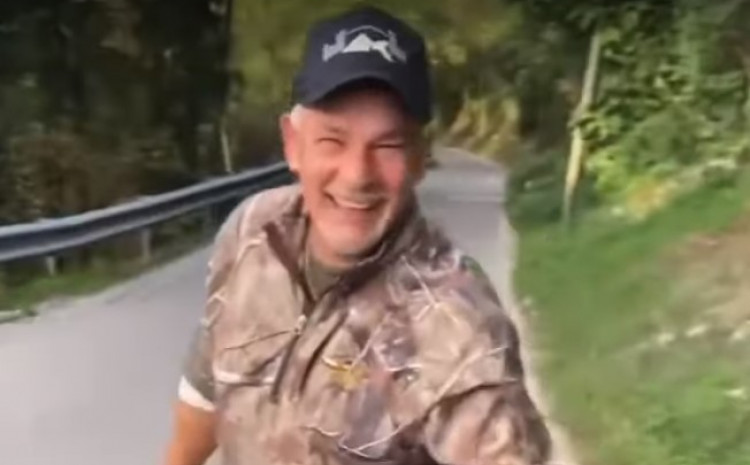 "MALI BUDA" SJEČE DRVA I VOZI TRAKTOR Evo gdje je i šta radi veliki Roberto Bađo (VIDEO)