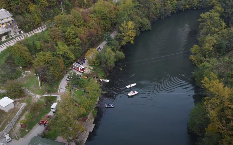 SNIMAK AKCIJE SPASAVANJA ZVORNIČANA KOD OVČAR BANJE Dvije žene poginule, ronioci tragaju za ostalima (VIDEO)