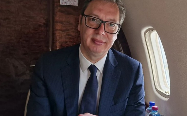 "MISLIM DA SAM JEDINI NA SVIJETU KOJI OVO JEDE" Šta to Aleksandar Vučić doručkuje kada putuje avionom? (FOTO)
