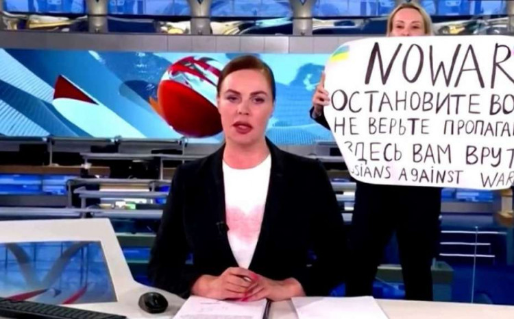 NAPRAVILA RISKANTAN POTEZ, PA POBJEGLA Novinarka koja je protestovala protiv rata u programu uživo napustila Rusiju