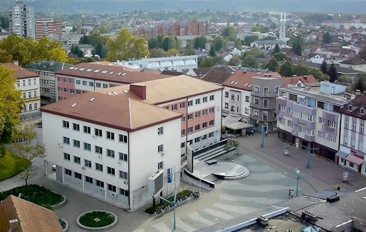 DETALJI DRAME KOD BIHAĆA Oglasili se iz policije i bolnice o djevojčici koja je pala s prozora škole