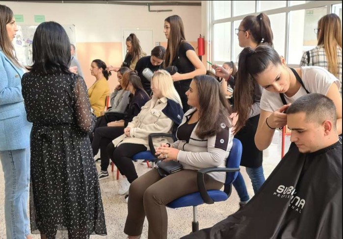 "FRIZURA ZA SLATKIŠ" Dobojski srednjoškolci organizovali humanitarnu akciju za djecu bez roditeljskog staranja
