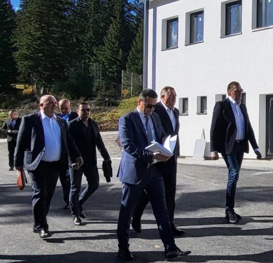 DODIK RAZGOVARAO I ČASTIO GRAĐEVINSKE RADNIKE NA JAHORINI Dio "Rajske doline" koji je izgrađen u prvoj fazi pokazao se kao apsolutno opravdan
