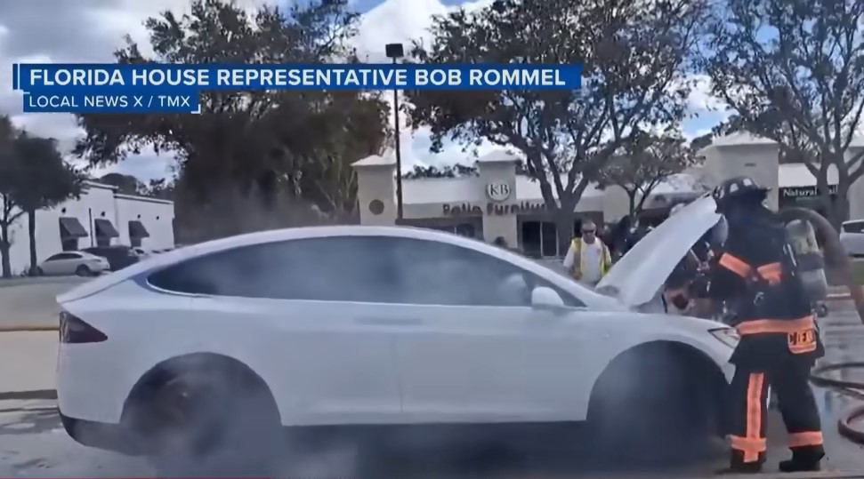 NEVJEROVATAN PRIZOR NAKON URAGANA! Voda se povukla, a desetine električnih automobila sami počeli gorjeti (VIDEO)