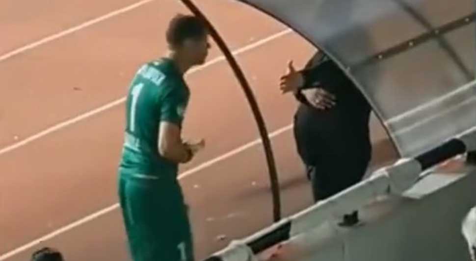 PRIZOR KAKAV SE RIJETKO VIĐA Golman sa slomljenom rukom nasrnuo na navijače (VIDEO)