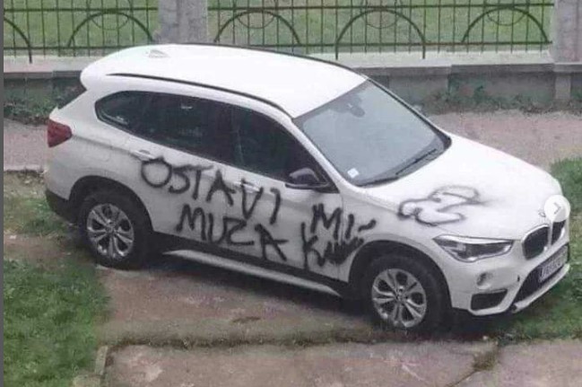 MUŽ NIJE KRIV, NARAVNO! Bijesna supruga ostavila poruku na automobilu ljubavnice (FOTO)