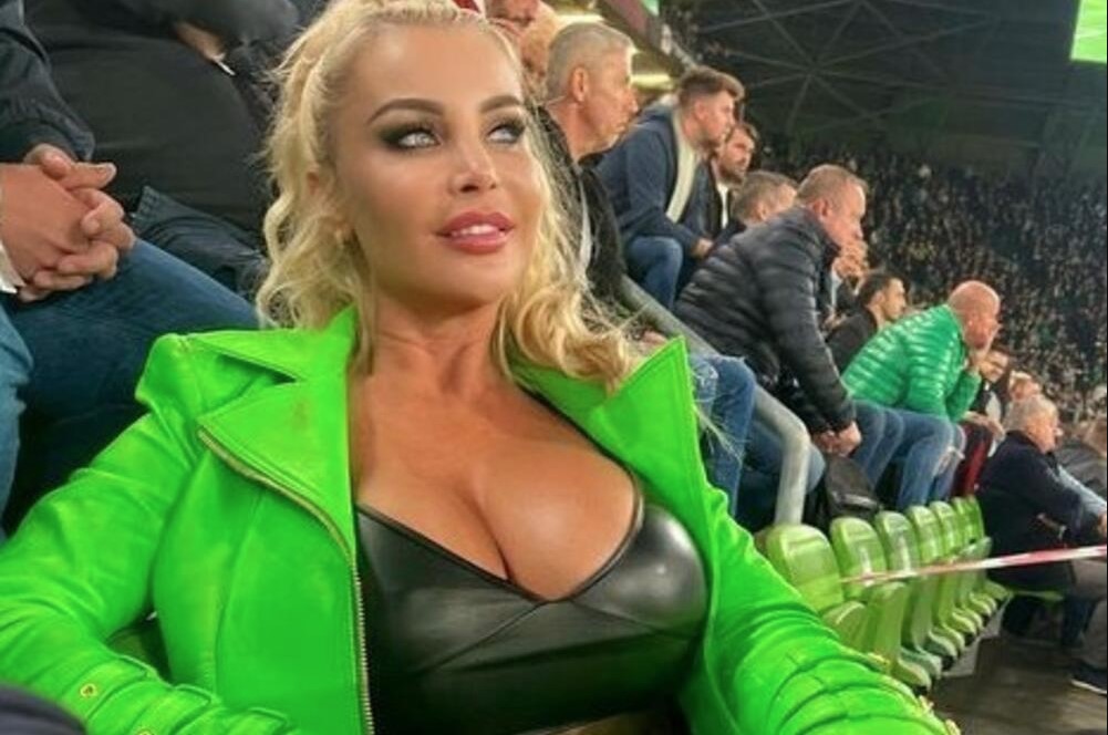 OVA SEX BOMBA JE MAĐARICA, A ZNATE LI ZA KOGA NAVIJA? Bodrila omiljeni klub, nije ni čudo što su pobijedili Zvezdu! (FOTO/VIDEO)