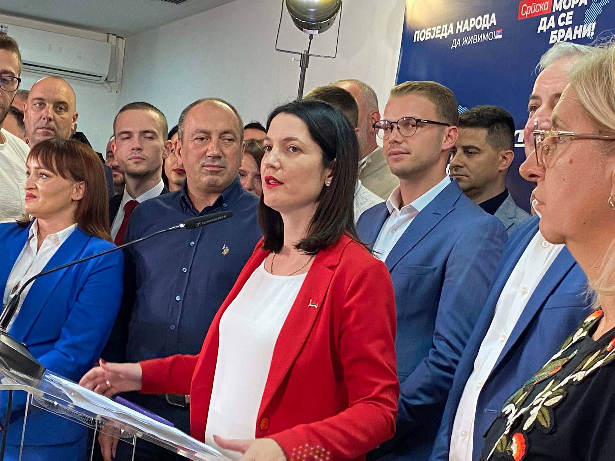 JELENA TRIVIĆ PROGLASILA POBJEDU! Iz štaba PDP slavlje se seli na Trg Krajine (FOTO/VIDEO)