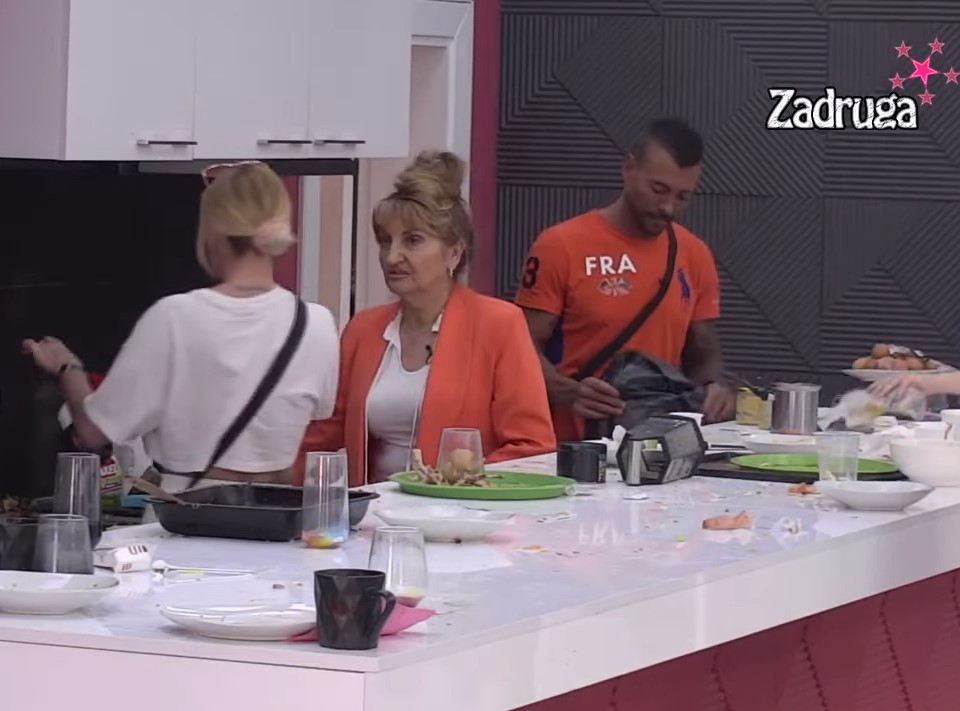 MAMA DŽEHVI ŠIŠTI PARA IZ UŠIJU! Zadrugarka u orman sklonila - prljave tanjire! (VIDEO)